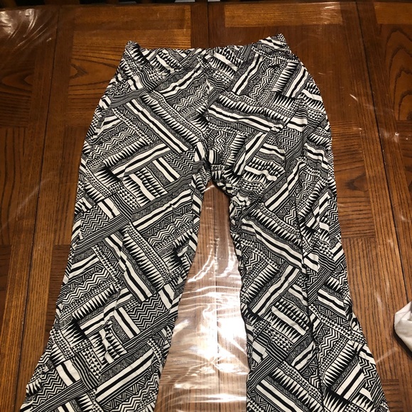 VS PINK Beach Pants. Size XS. Black and white patterned. Lounge. - Picture 1 of 5
